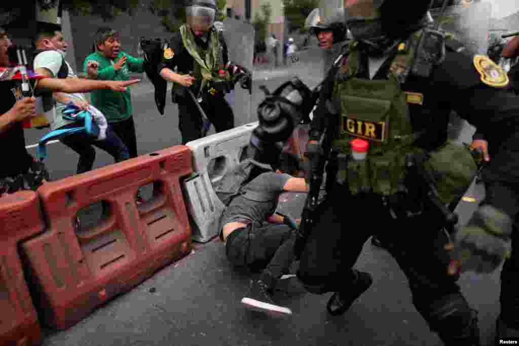 Los manifestantes se enfrentan a la policía antidisturbios durante una protesta que exige elecciones presidenciales y el cierre del Congreso después de que el derrocado líder peruano Pedro Castillo fuera detenido en una prisión policial tras su destitución, en Lima, Perú, el 8 de diciembre de 2022. REUTERS/Sebastian Castaneda