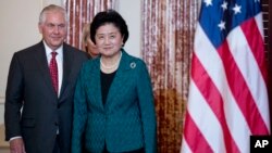 美国国务卿蒂勒森在国务院迎接来访的中国国务院副总理刘延东 (2017年9月28日)