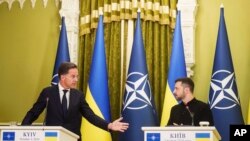 Генеральный секретарь НАТО Марк Рютте и президент Украины Владимир Зеленский выступают на совместной пресс-конференции в Киеве. Октябрь 2024 г. (архивное фото)
