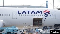 ARCHIVO - El logotipo de LatAm visto en un Airbus, en el aeropuerto Colomiers, cerca de Tolouse, en Francia.