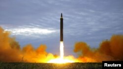 北韓官方通訊社朝中社8月30日發布的照片​​顯示北韓發射遠程和中程導彈。