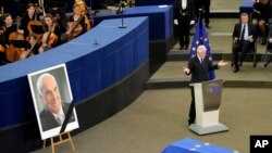 Білл Клінтон промовляє на церемонії прощання з Гельмутом Колем