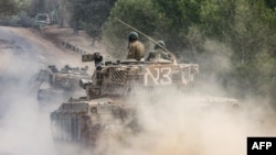 Tanques israelíes avanzan cerca de la frontera con la Franja de Gaza el 5 de diciembre de 2023.