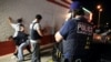 Huit morts et 28 blessés trouvés dans une remorque de camion au Texas