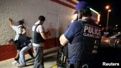 Un homme arrêté par la police de l'immigration à Dallas, Texas, le 30 mars 2014.