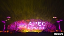 Sebuah layar menampilkan logo APEC di Stadion Nasional Beijing dalam latihan persiapan menyambut KTT APEC di Beijing (4/11/2014). 