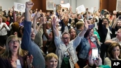 Los partidarios del derecho al aborto aplauden mientras ven los resultados de las elecciones, el martes 7 de noviembre de 2023, en Columbus, Ohio, EEUU.