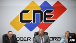 Rectores del Consejo Nacional Electoral durante una conferencia de prensa. 