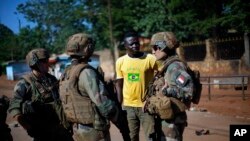 Des soldats français devant l’église Fatima, Bangui, 1er juin 2014