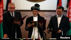 Afg'oniston Prezidenti Ashraf G'ani (markazda) Vitse-prezident general Abdurashid Do'stum (chapda) bilan, Kobul, 29-sentabr, 2014-yil.
