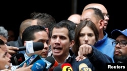 Le chef de l'opposition vénézuélienne et président autoproclamé par intérim, Juan Guaido, accompagné de son épouse Fabiana Rosales, s'adresse aux médias après une messe à Caracas (Venezuela), le 27 janvier 2019. REUTERS / Carlos Garcia Rawlins 