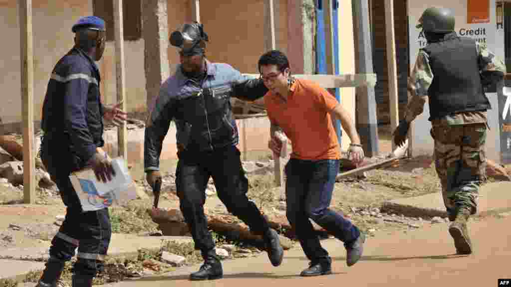 Un des otages libérés de l'hôtel Radisson attaqué par des jihadistes, à Bamako, au Mali, 20 novembre 2015.