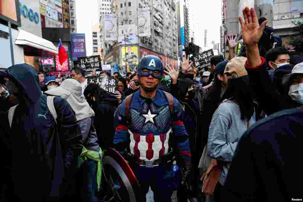 Un manifestante vestido como Capitán América asiste a una marcha del Día de los Derechos Humanos, organizada por el Frente de Derechos Humanos Civiles, en Hong Kong.