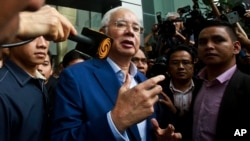 Mantan Perdana Menteri Malaysia Najib Razak berbicara kepada para wartawan saat dia meninggalkan gedung Komisi Anti-Korupsi Malaysia (MACC), di Putrajaya, Malaysia, 22 Mei 2018.