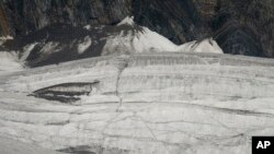 图为中国云南省玉龙雪山的白水1号冰川。由于气候变化，该冰川是世界上融化速度最快的冰川之一。（2018年9月22日）