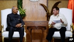 ប្រធានាធិបតី​ហ្វីលីពីន លោក Rodrigo Duterte ​(រូប​ស្តាំ) ជួប​ជាមួយ​នឹង​ប្រធានាធិបតី​ឥណ្ឌា លោក Ram Nath Kovind នៅ​ក្នុង​ទស្សនកិច្ច​ផ្លូវ​រដ្ឋ​មួយ​ទៅ​កាន់​វិមាន Malacanang ក្រុង​ម៉ានីល​ ប្រទេស​ហ្វីលីពីន។