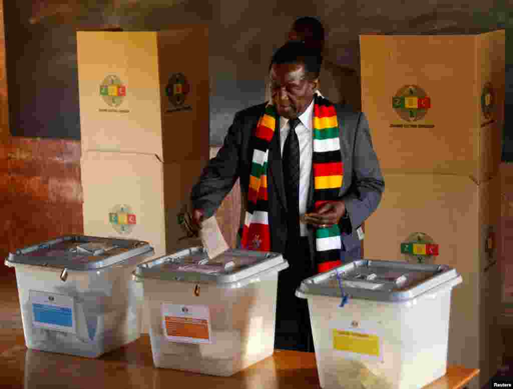 Zimbabwe's President Emmerson Mnangagwa casts his ballot in the general election at Sherwood Park Primary School in Kwekwe, July 30, 2018.
