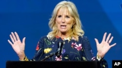 La primera dama de Estados Unidos, Jill Biden, habla antes del inicio del Concurso Nacional de Ortografía Scripps, un concurso para estudiantes, e Lake Buena Vista, Florida, el 8 de julio de 2021.