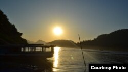 ក្រុម​សកម្មជន​ការពារ​បរិស្ថាន​ក៏​លើកឡើង​ផង​ដែរ​ថា ​រដ្ឋាភិបាល​គួរ​តែ​ស្តាប់​ប្រជាជន​ ហើយ​គួរ​សិក្សា​បន្ថែម​ទៀត​អំពី​គម្រោង​សាងសង់​​ទំនប់​នោះ។​