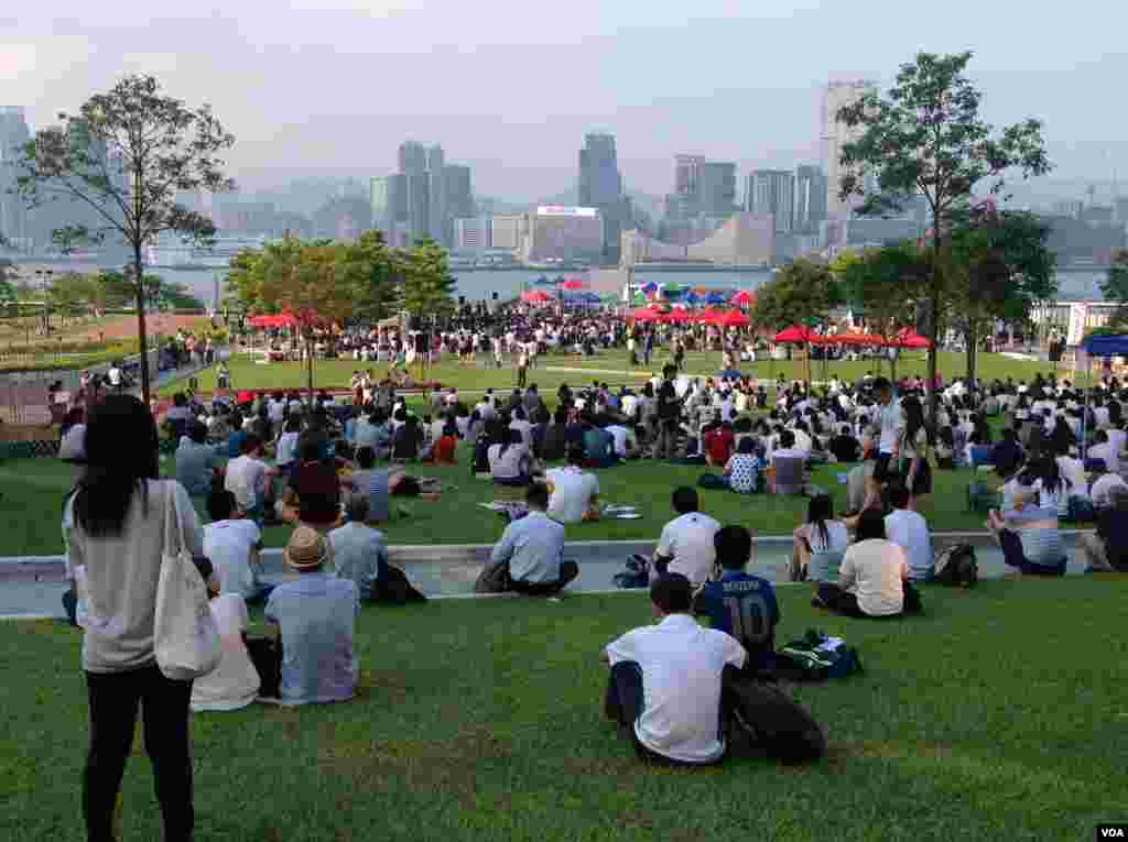 香港学联罢课移师政府总部附近添马公园(美国之音海彦拍摄)