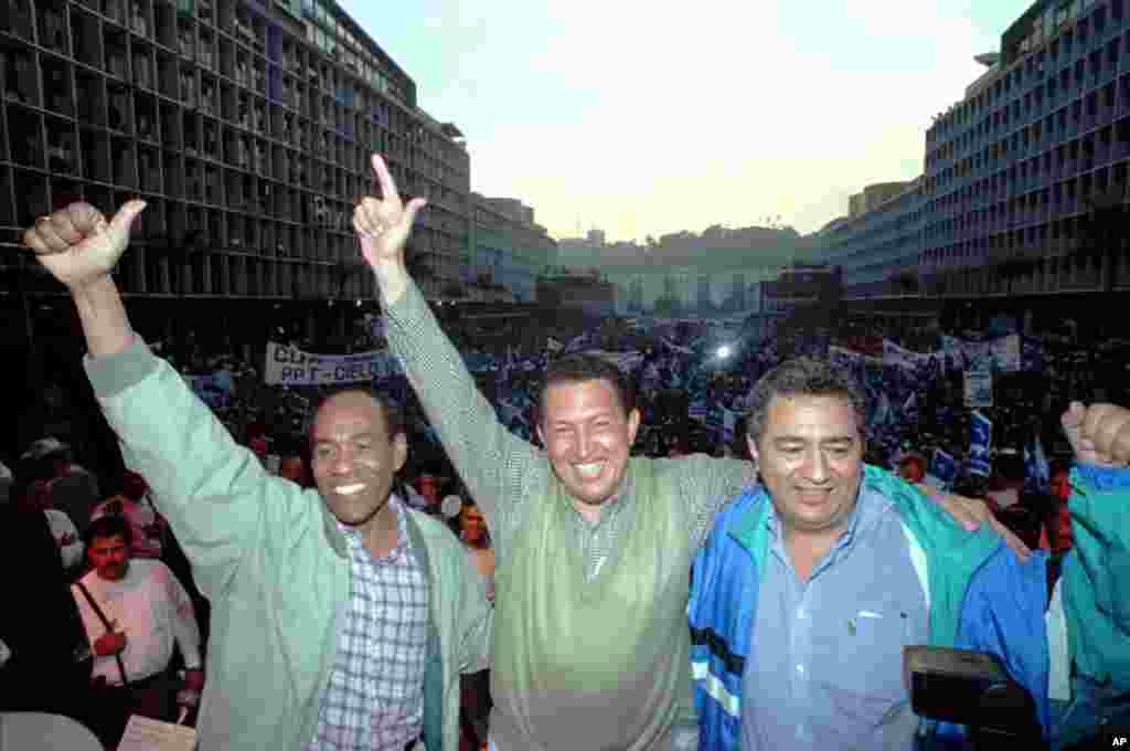 Hugo Chávez, centro, Aristobulo Izturi, izq., y Pablo Medina en campaña electoral, el 24 de abril de 1998.