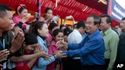 លោក​នាយករដ្ឋមន្ត្រី​ ហ៊ុន សែន ចាប់​ដៃ​ជាមួយ​កម្មករ​ ក្នុង​ពេល​ទស្សនកិច្ច​ទៅ​រោងចក្រ​មួយ​នៅ​ក្រៅ​រាជធានី​ភ្នំពេញ កាលពី​ថ្ងៃទី៣០ ខែសីហា ឆ្នាំ២០១៧។