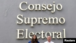 Oscar Sobalvarro, exjefe de la Resistencia Nicaragüense, y Berenice Quezada, ex candidata a la vicepresidencia y compañera de fórmula del partido Alianza Ciudadana por la Libertad (ACxL) al presentar su candidatura ante el CSE, el 2 de agosto de 2021.