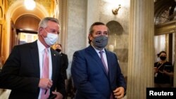 Republikanski senatori Rodžer Maršal i Ted Kruz posle glasanja u Kapitolu, 26. januara 2021. 