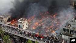 Kebakaran berkobar di pasar pakaian murah Bangabazar yang terletak di Ibu Kota Bangladesh, Dhaka, Selasa, 4 April 2023. (AP/Mahmud Hossain Opu)