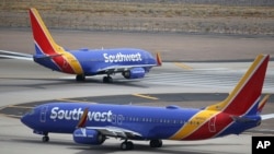 ARCHIVO - Aviones de Southwest Airlines son vistos en el Aeropuerto Internacional Phoenix Sky Harbor en Phoenix, Arizona, 17 de julio de 2019.