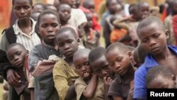 Refugee children displaced by continued fighting in Democratic Republic of Congo's North Kivu province await food, Nyakabande refugee transit camp, Kisoro town, Uganda, July 13, 2012.