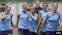 La nueva camiseta de la selección de fútbol de mujeres es negra.