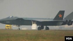 Pesawat siluman Tiongkok, J-20 "Black Eagle".
