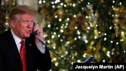 Presiden Donald Trump berbicara melalui telepon berbagi informasi terbaru dalam acara melacak Sinterklas yang diadakan oleh Komando Pertahanan Udara Amerika Utara (NORAD) pada malam Natal, Senin, 24 Desember 2018.