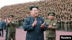 평양에서 김정은 북한 국방위 제1위원장이 강원도 원산 육아원과 고아원이 완공된 것을 치하하며 군인 건설자들과 기념 사진을 찍었다고 노동신문이 지난달 3일 보도했다. (자료사진) 