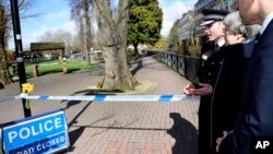 La primera ministra de Gran Bretaña, Theresa May, está acompañada por el comisario jefe de policía de Wiltshire, Kier Pritchard y el diputado de Salisbury John Glen, mientras ve el área donde el ex agente doble ruso Sergei Skripal y su hija fueron hallados críticamente enfermos en Salisbury, Inglaterra. Marzo 15 de 2018.