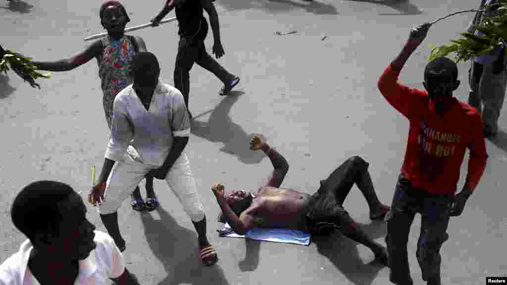 La foule célèbre après l’annonce de la destitution du président Pierre Nkurunziza par un haut gradé de l’armée à Bujumbura, au Burundi le 13 mai 2015.