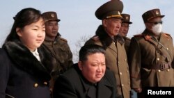 김정은(가운데 앉은 이) 북한 국무위원장과 딸 김주애(맨 왼쪽)가 지난 3월 모처에서 미사일 훈련을 참관하고 있다.