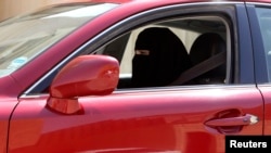 Une femme au volant d'une voiture en Arabie Saoudite le 22 octobre 2013, lors d'une campagne de désobéissance civile. 