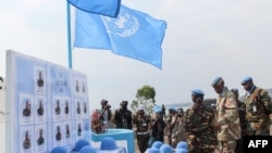 Les casques des soldats tanzaniens de la Monusco tombés dans une attaque au cours d'une cérémonie à Goma, RDC, le 15 décembre 2017