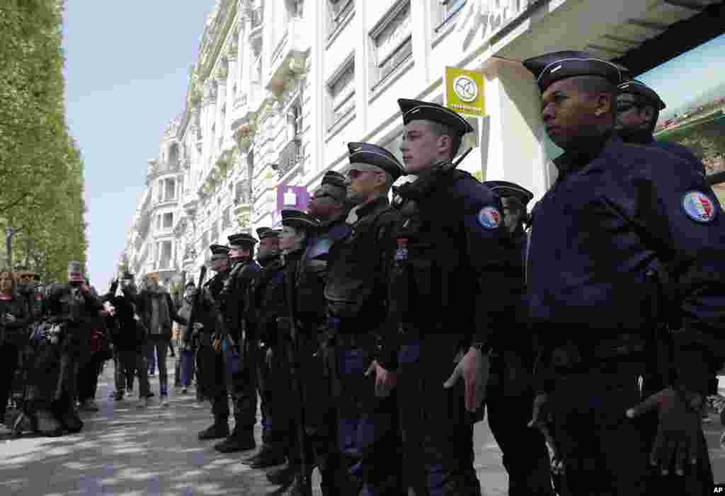 2017年4月21日,警察在巴黎香榭丽舍大街警察被凶手射杀的地方警戒。此前,枪手在这条街上开枪,造成警察一死两伤。美国总统川普在推文里表示:“巴黎发生又一次恐怖袭击。法国人民无法再忍受多少了。这将对总统选举有重大影响。”