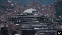 ARCHIVO - Fotografía panorámica de El Helicoide, recinto carcelario de los servicios de inteligencia venezolanos, en Caracas, el 12 de septiembre de 2022. Reos de esa cárcel iniciaron una huelga de hambre el pasado fin de semana.