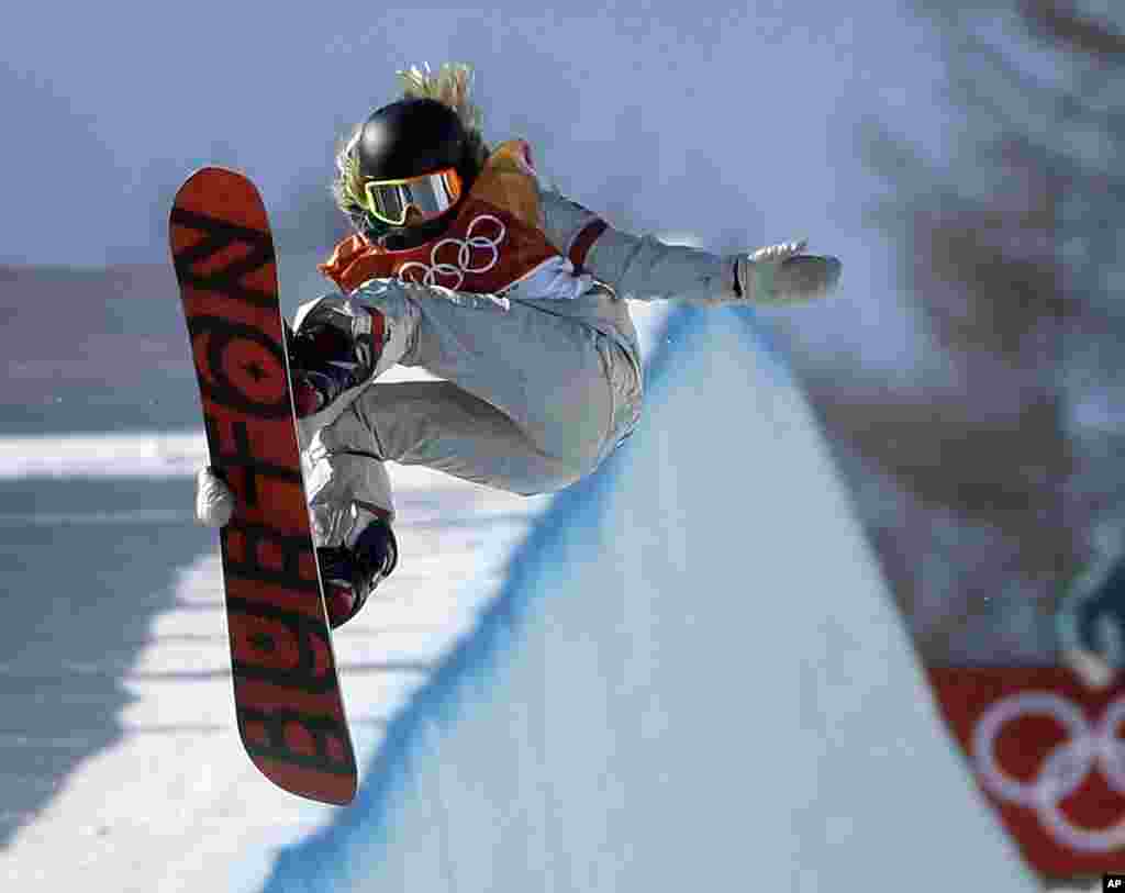 美国选手克洛伊·金(Chloe KIM)2月13日在平昌冬奥会单板滑雪女子U型场地技巧项目比赛中纵身跳起。