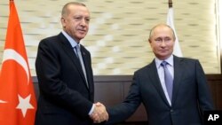 Turkiya Prezidenti Rajab Toyyib Erdog'an (chapda) Rossiya rahbari Vladimir Putin bilan, Sochi, Rossiya, 22-oktabr, 2019-yil.