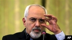 Menteri Luar Negeri Iran Mohammad Javad Zarif dalam sebuah konferensi di Teheran, Desember 2013.