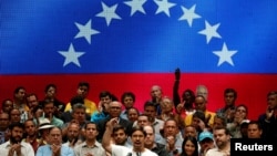 Freddy Guevara, (centro) vicepresidente de la Asamblea Nacional de Venezuela, insta a continuar las manifestaciones antigubernamentales.
