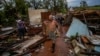 ARCHIVO - Personas recuperan pertenencias de su casa, destruida por el huracán Rafael, en Alquizar, Cuba, el 7 de noviembre de 2024