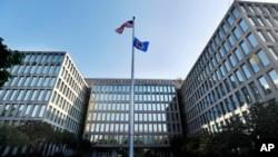 美國政府人事管理局(Office of Personnel Management)大樓。2015年，中國黑客侵入這裡電腦系統，盜取了幾百萬美國聯邦政府僱員的身份訊息。