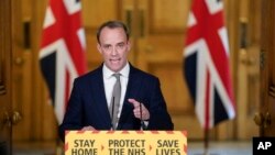 英国外交大臣拉布4月16日在英国首相官邸向媒体介绍英国抗疫情况。