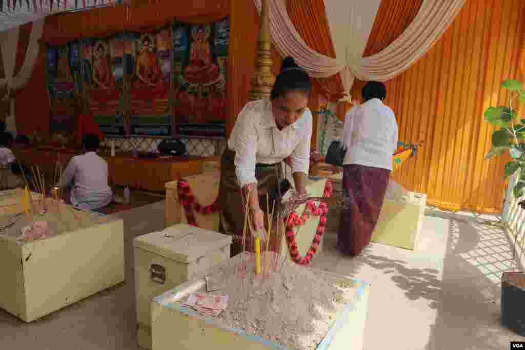 ប្រជាពលរដ្ឋកំពុងពូនភ្នំខ្សាច់ក្នុងថ្ងៃបិណ្ឌទី១៣ នៃពិធីបុណ្យភ្ជុំបិណ្ឌនៅរាជធានីភ្នំពេញ នៅថ្ងៃទី២៦ ខែកញ្ញា ឆ្នាំ២០១៩។ (កាន់ វិច្ឆិកា/VOA)